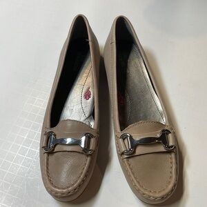 Ros Hommerson women’s tan leather loafers. Size 5.5.